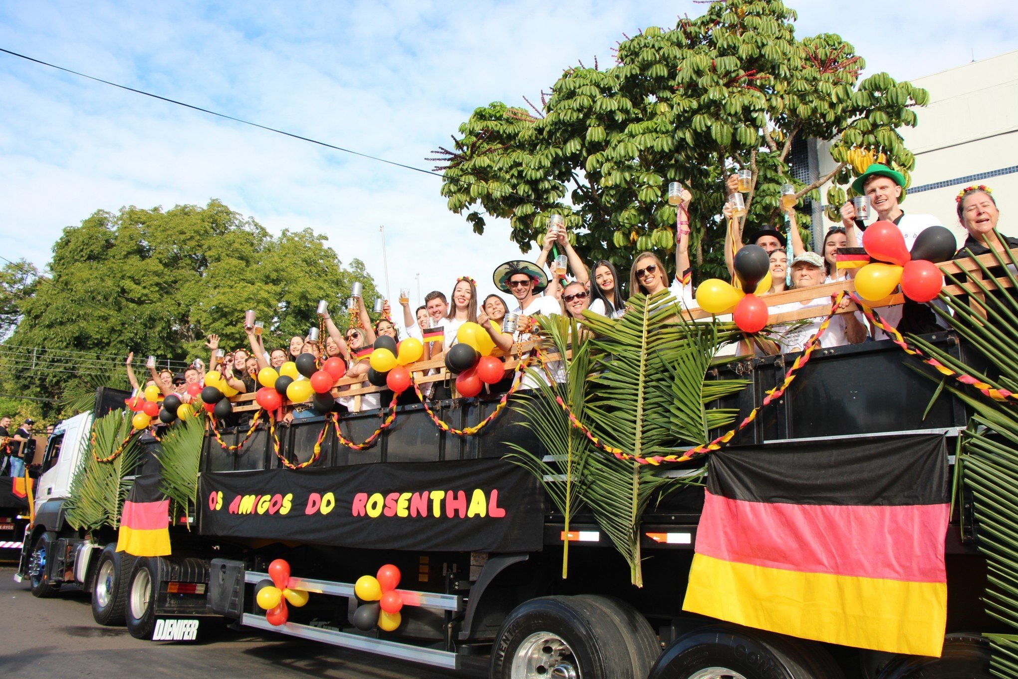 Festwagen desfila pelas ruas de Estância Velha convidando para o Kerb