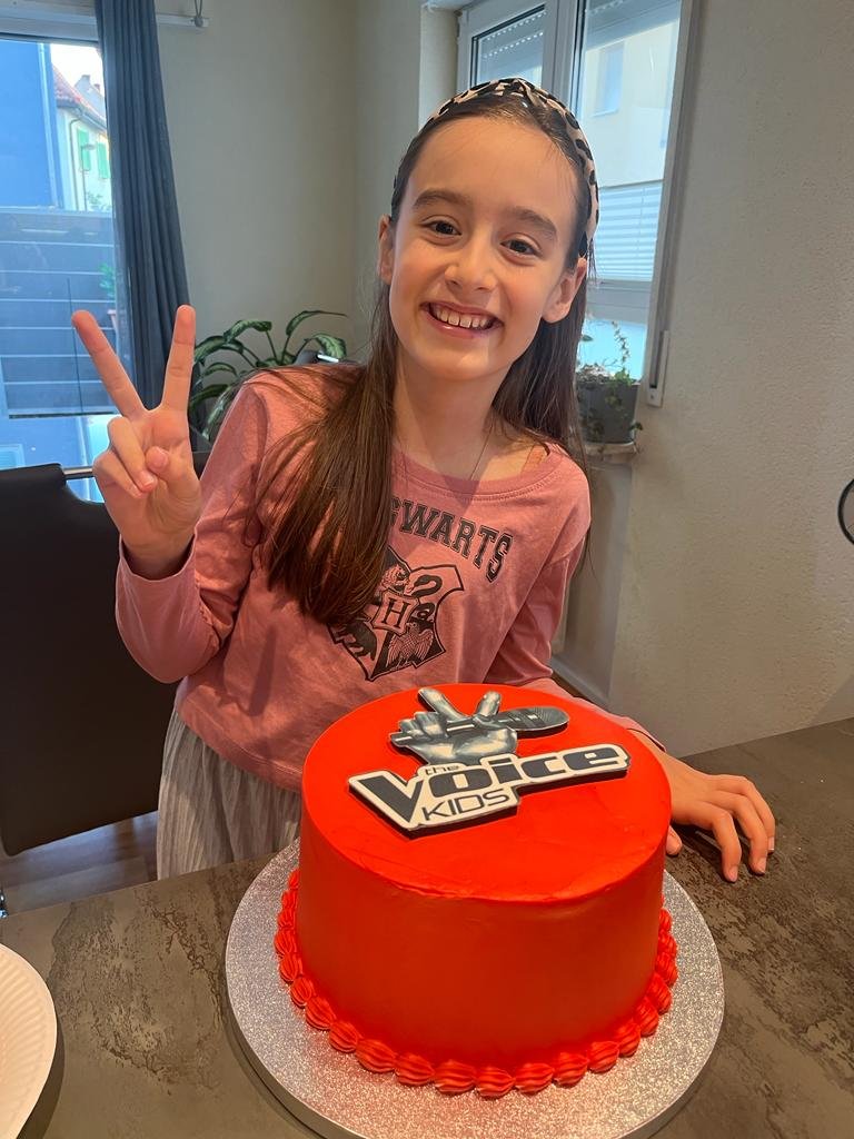 Lara recebeu uma surpresa da fam&iacute;lia  para assistir sua participa&ccedil;&atilde;o em mais uma fase do The Voice Kids na Alemanha   