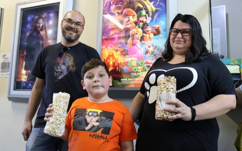 Lucas, Vicente e Valquíria aproveitaram o feriado para assistir Super Mario Bro