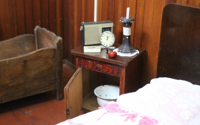 Quarto com mÃ³veis do sÃ©culo 19