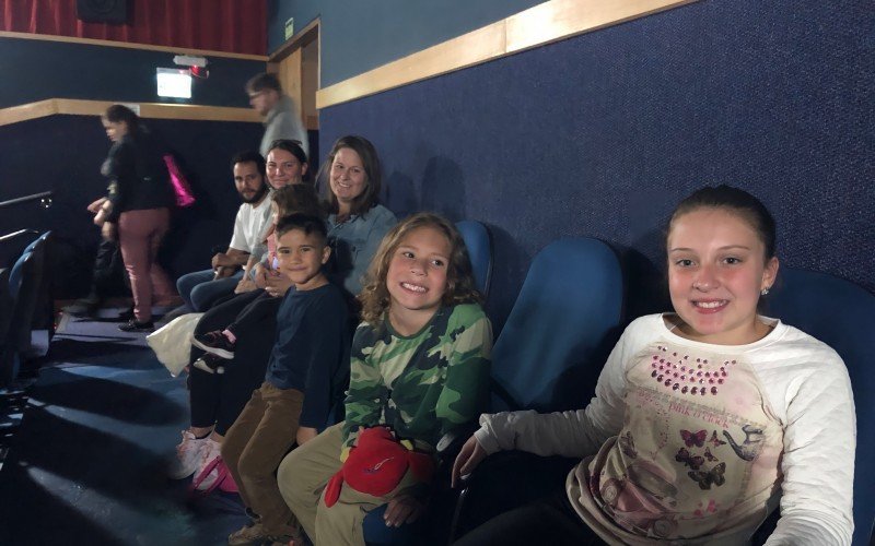 Luana com os filhos e afilhados para assistir Super Mário Bro