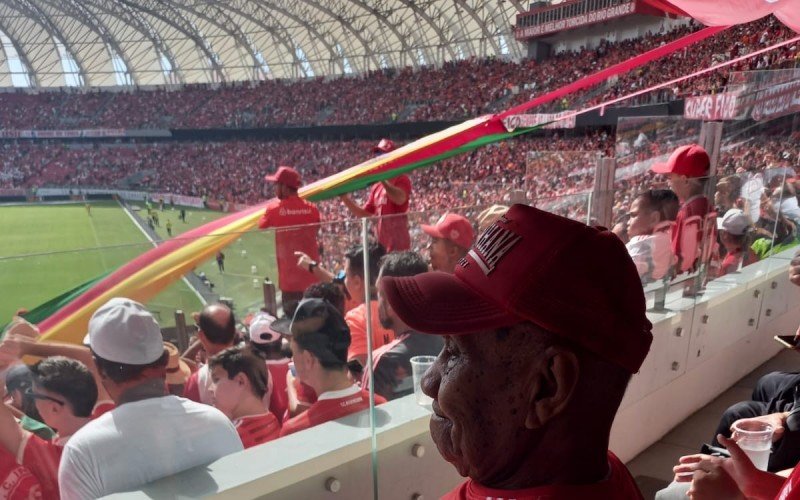 Adelino FÃ©lix de Souza, aos 109 anos, no jogo  do Internacional e Flamengo