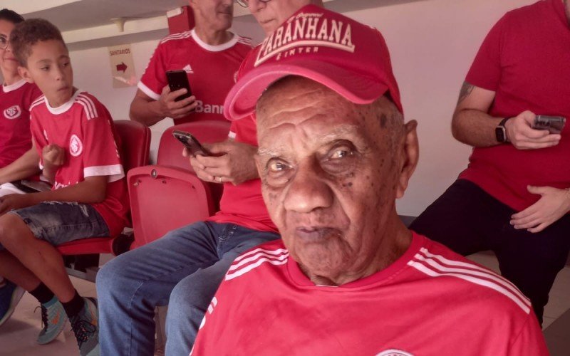 Adelino FÃ©lix de Souza, aos 109 anos, no jogo  do Internacional e Flamengo