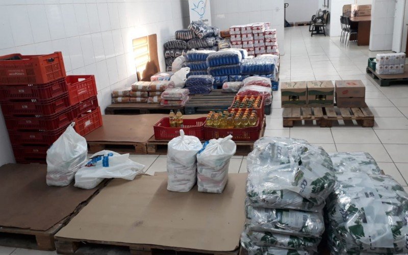 Distribuição de alimentos para quase 70 entidades