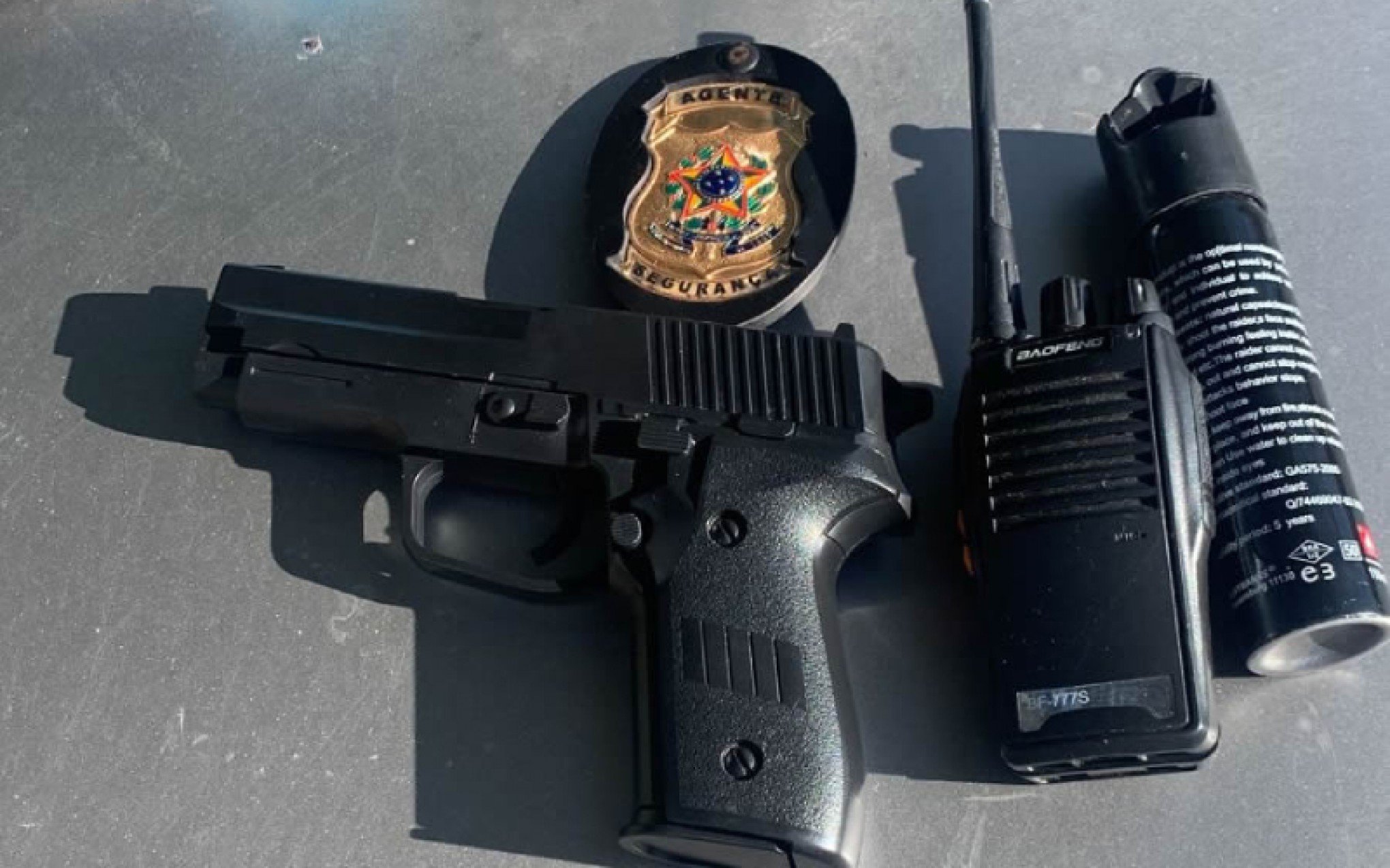 Homem é detido com réplica de arma e falso distintivo em Gramado