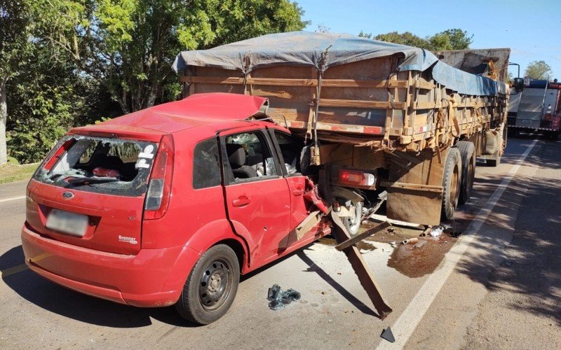 Carro bateu na traseira do caminhão e motorista morreu no local