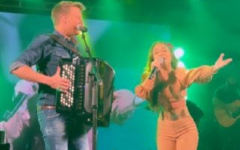 ASSISTA: Luiza Barbosa e Michel Teló cantam juntos no palco da Expochurrasco