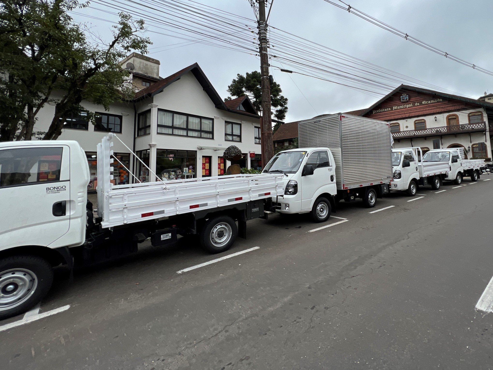 Quatro novos caminhões são distribuídos entre secretarias de Gramado