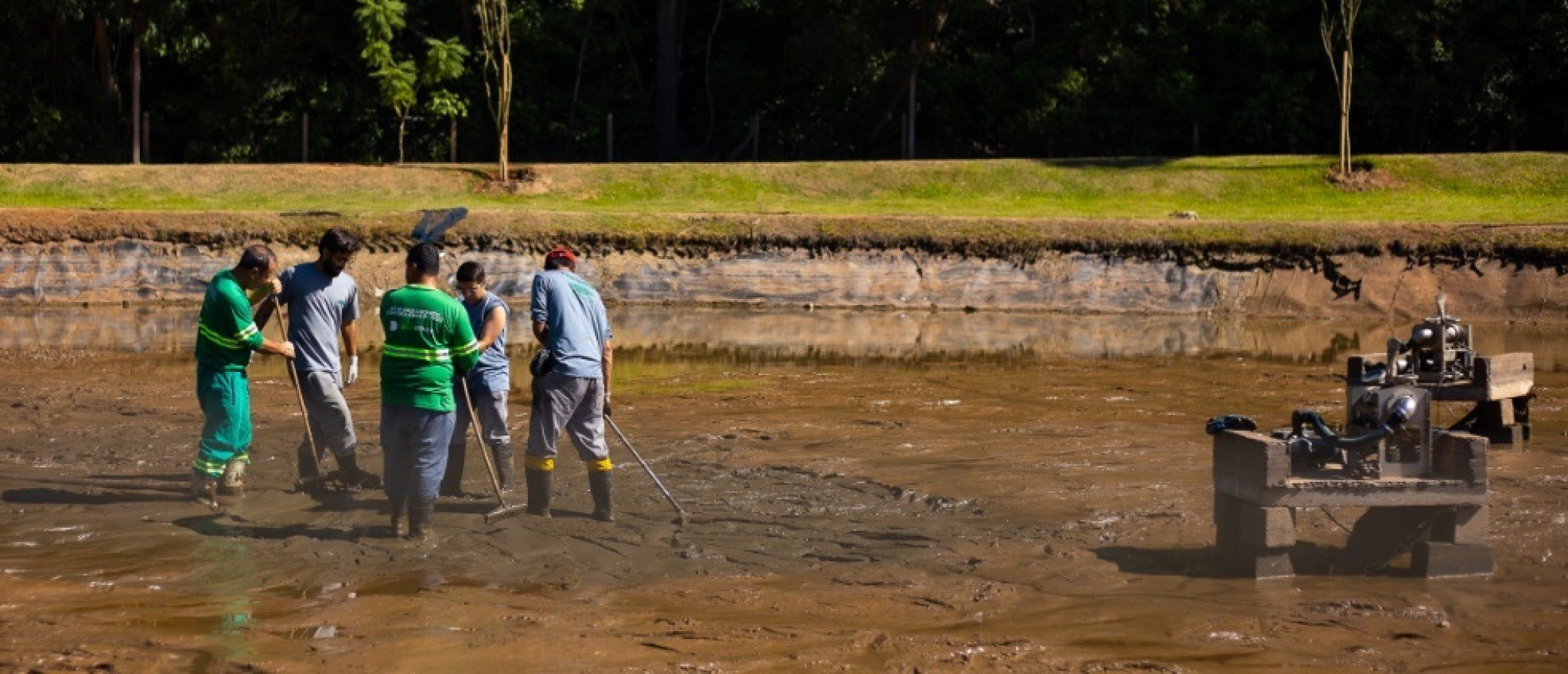Limpeza no lago do Capão do Corvo causa desconforto para frequentadores do parque