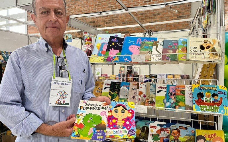 O livreiro Paulo Roberto de Souza, 65 anos, participa há 26 anos da feira na cidade  