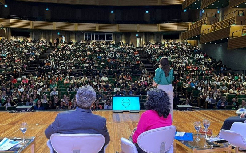 Teatro Feevale lotado para debater futuro da educaÃ§Ã£o