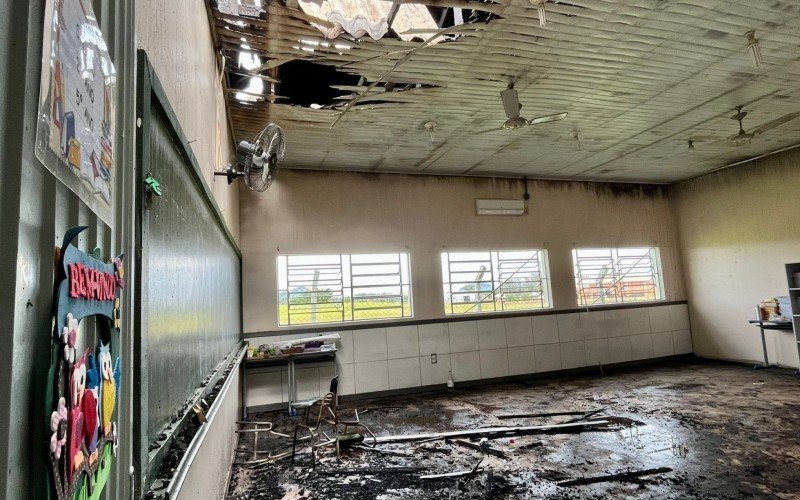 Polícia conclui que adolescentes atearam fogo em tolha no banheiro de escola