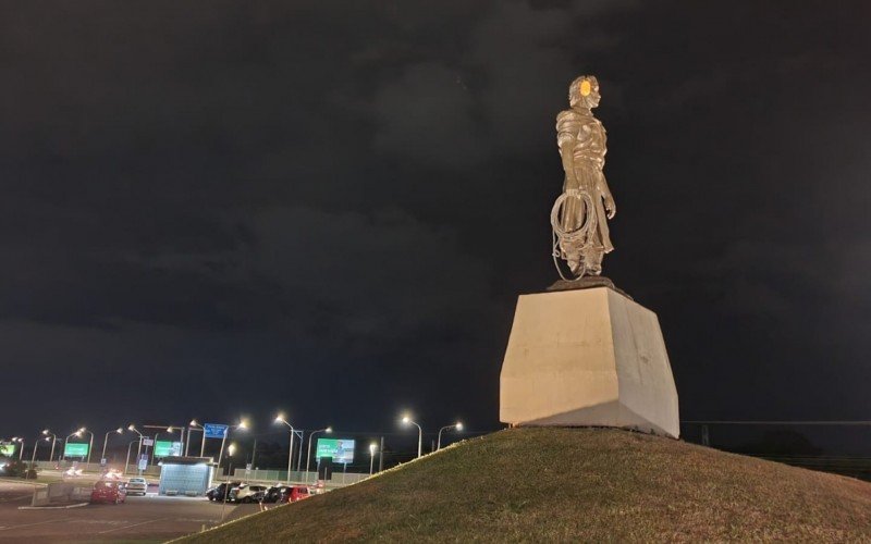 Monumento do Laçador ganhou protetores auriculares durante intervenção urbana que conscientiza sobre o ruídos 