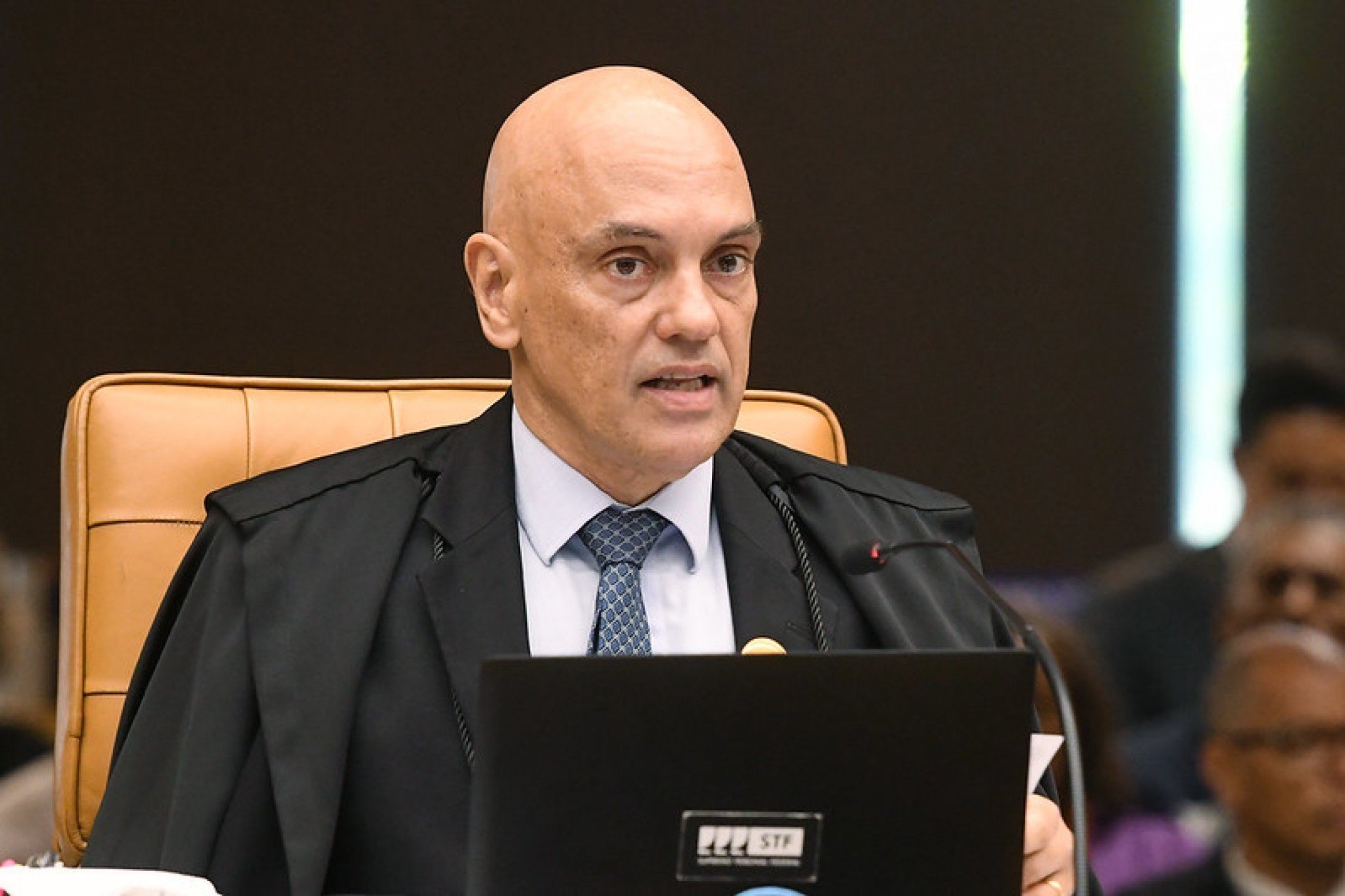 Alexandre de Moraes dá 5 dias para X se manifestar sobre descumprimento de decisões judiciais