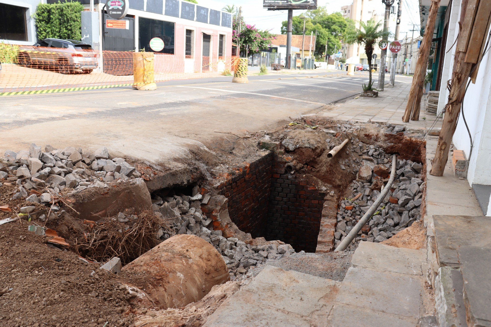 Infiltrações causam obra emergencial e bloqueio em rua de Novo Hamburgo