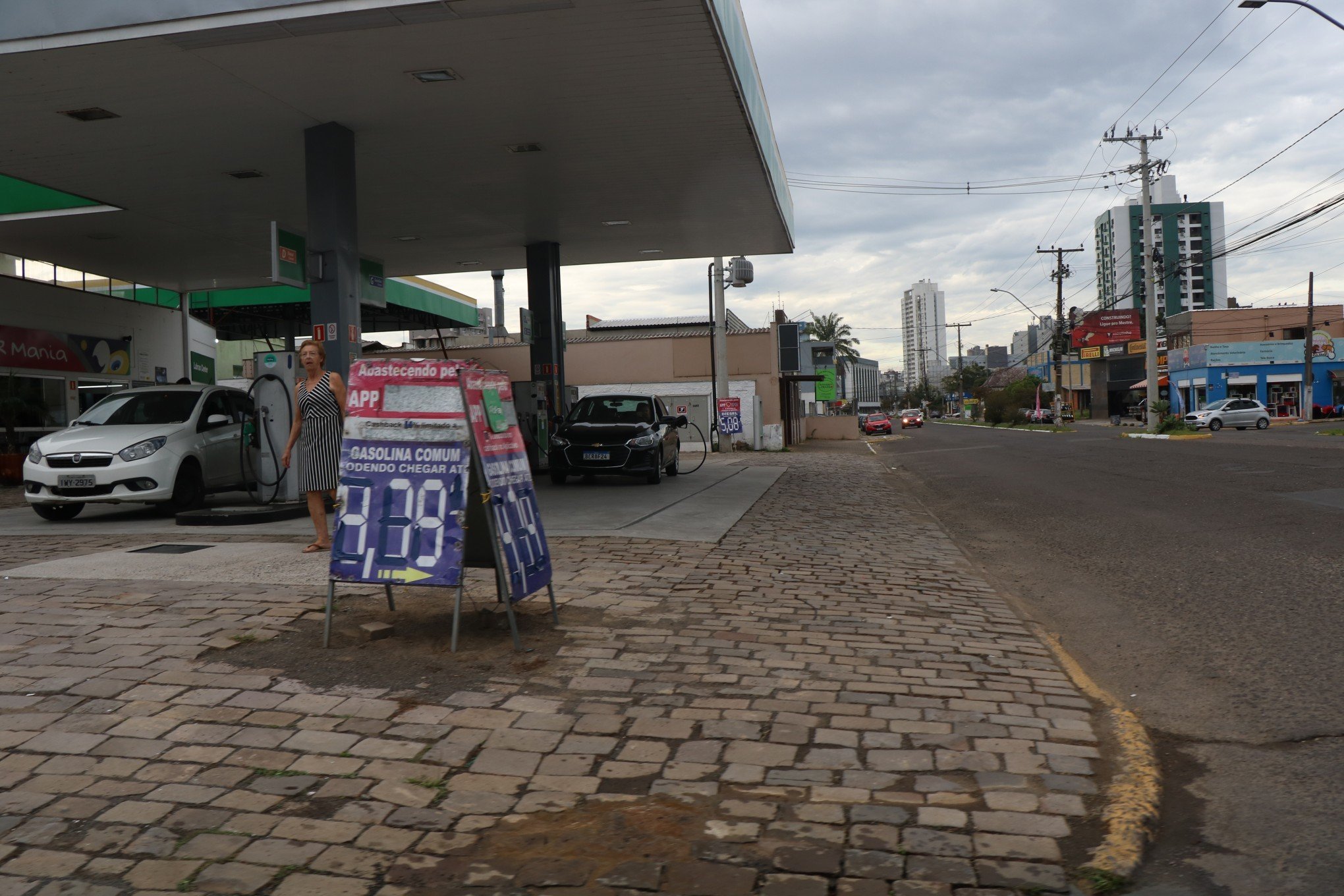 Gasolina abaixo de 5 reais ainda pode ser encontrada em postos de Novo Hamburgo