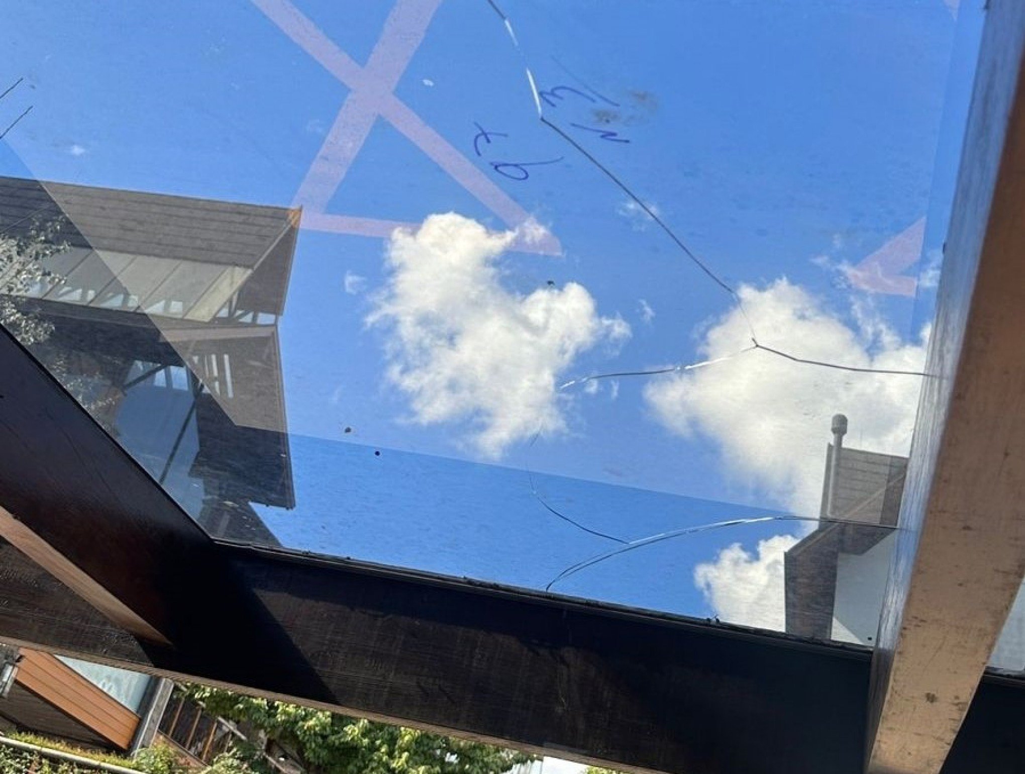 Paradas de ônibus de Gramado têm vidros quebrados dias após serem trocados