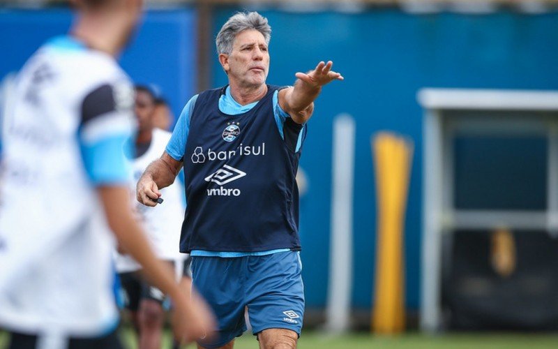 Renato comandou o último treino com portões fechados