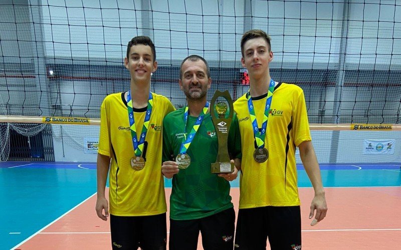 Atletas do Sinodal São Leopoldo são campeões com a Seleção gaúcha de vôlei