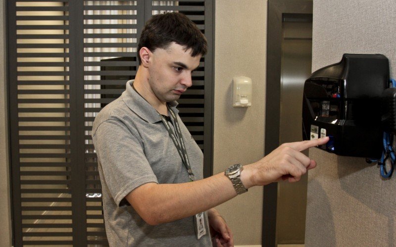Andrei Ã© pontual no trabalho e nÃ£o deixa de registrar sua entrada: 