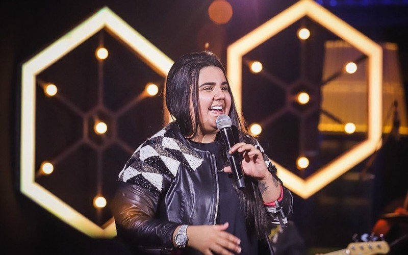 Cantora Yasmin Santos é assaltada na frente de casa e publica vídeo do ataque