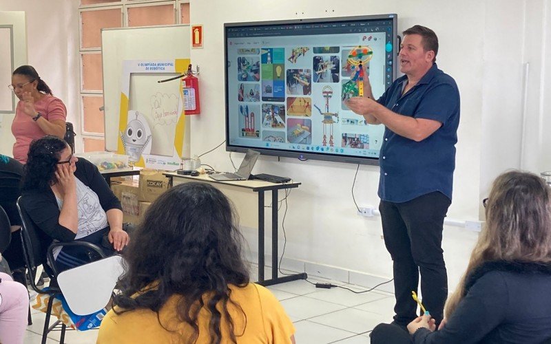 Professores participaram de curso de robótica para agregar conhecimento na sala de aula