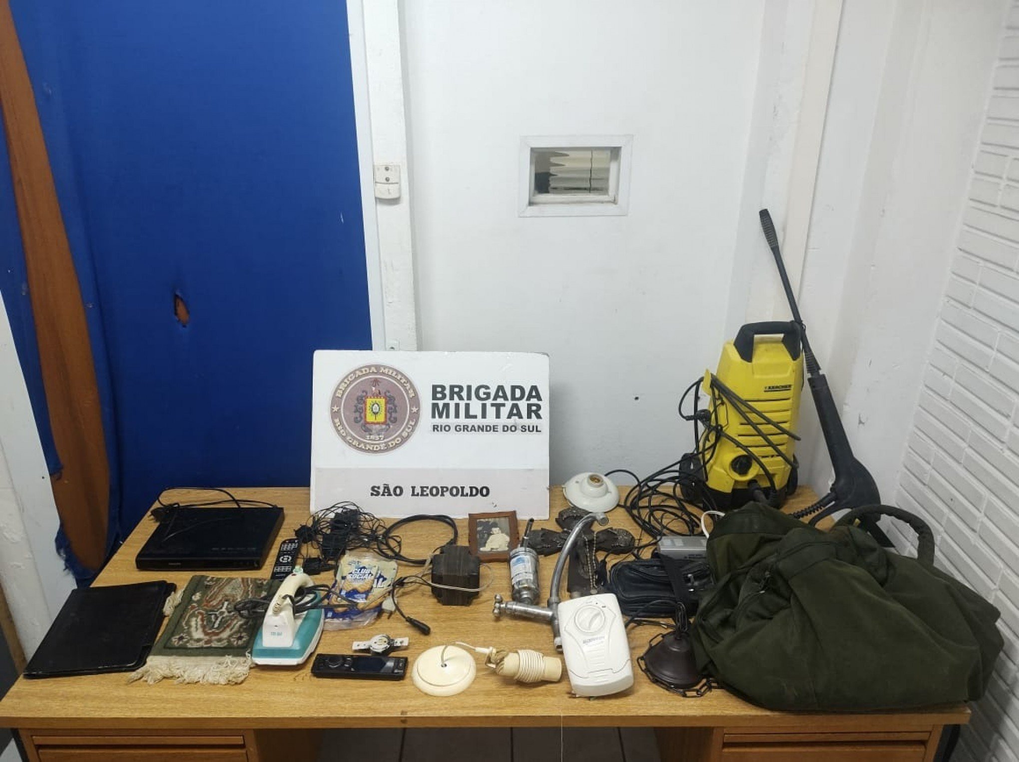 Trio é preso ao ser flagrado furtando residência no centro de São Leopoldo