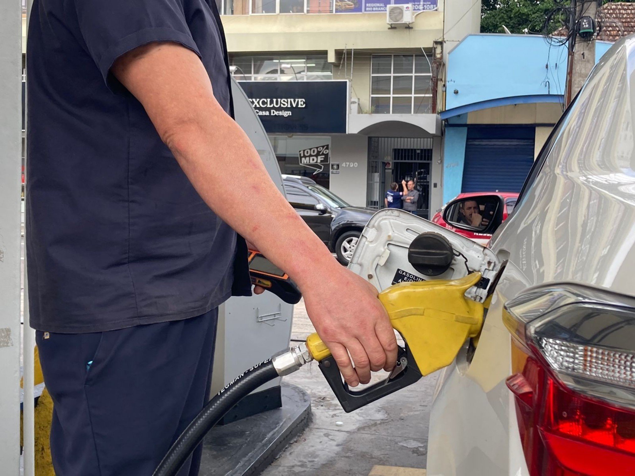 CATÁSTROFE NO RS: Após restringir, Montenegro libera venda de até 30 litros de combustíveis