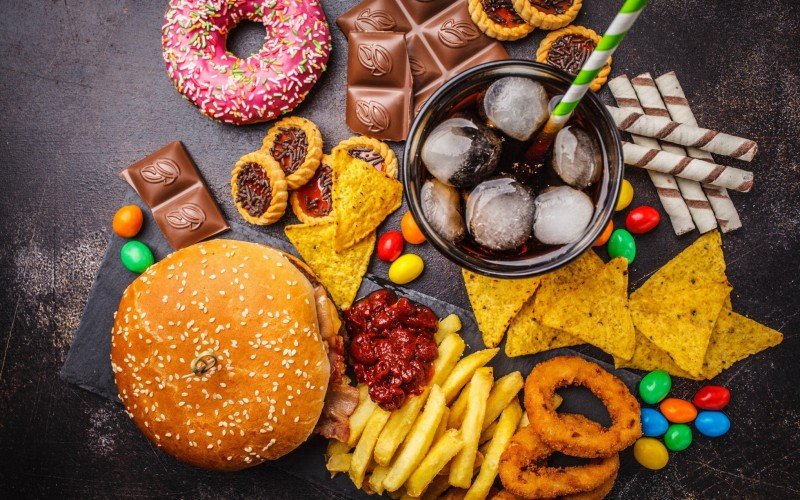 Junk food são os alimentos processados e com gordura saturada, sal ou açúcar demais