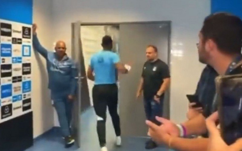 Após ser vaiado pela torcida do Grêmio, Adriel joga camisa no chão e dá soco em porta de vestiário 