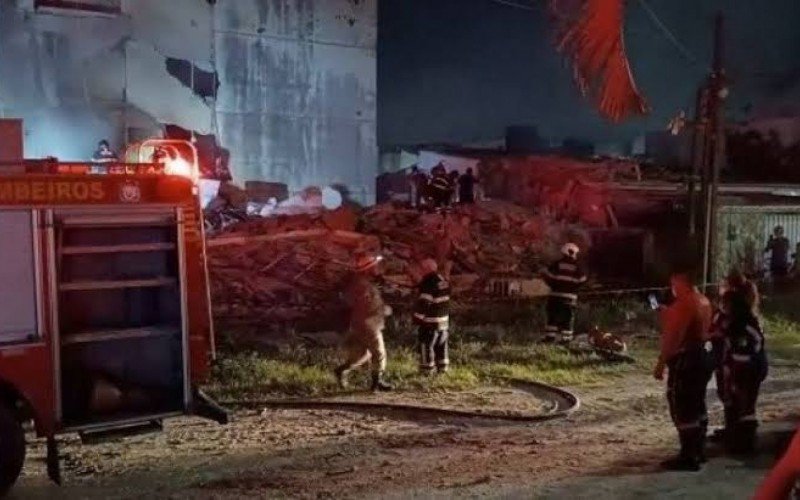 Edifício de três andares desabou em Olinda na noite desta quinta-feira