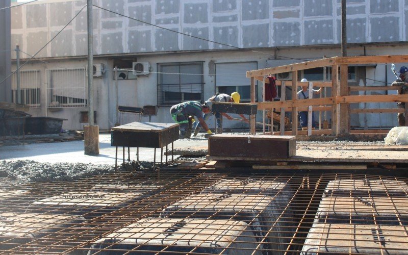 Obras Anexo 2 entram em fase de concretagem do primeiro piso