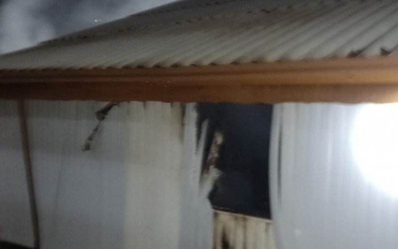 Estado da casa que pegou fogo no Centro de Canela