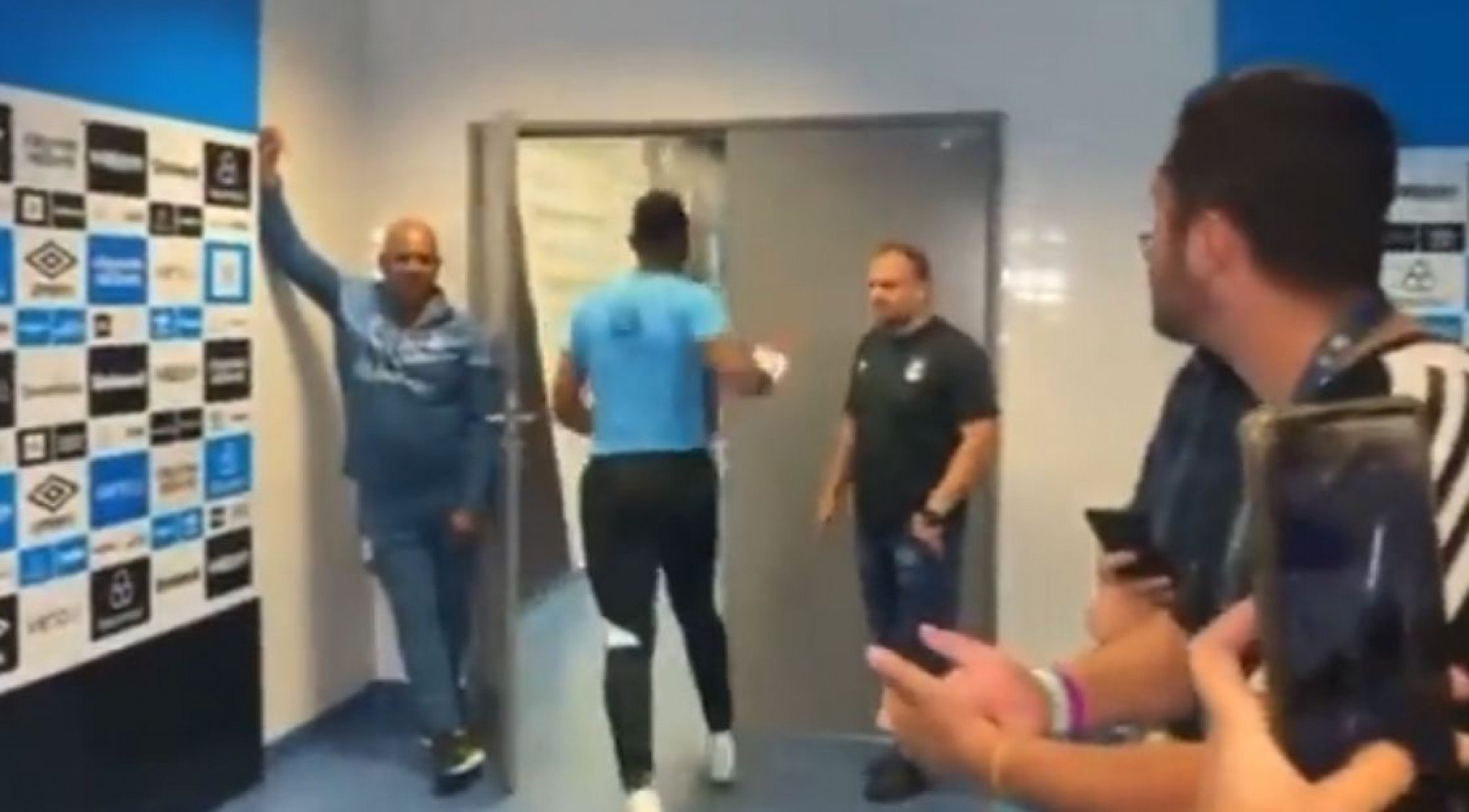 VÍDEO: Após ser vaiado pela torcida do Grêmio, Adriel joga camisa no chão e dá soco em porta de vestiário