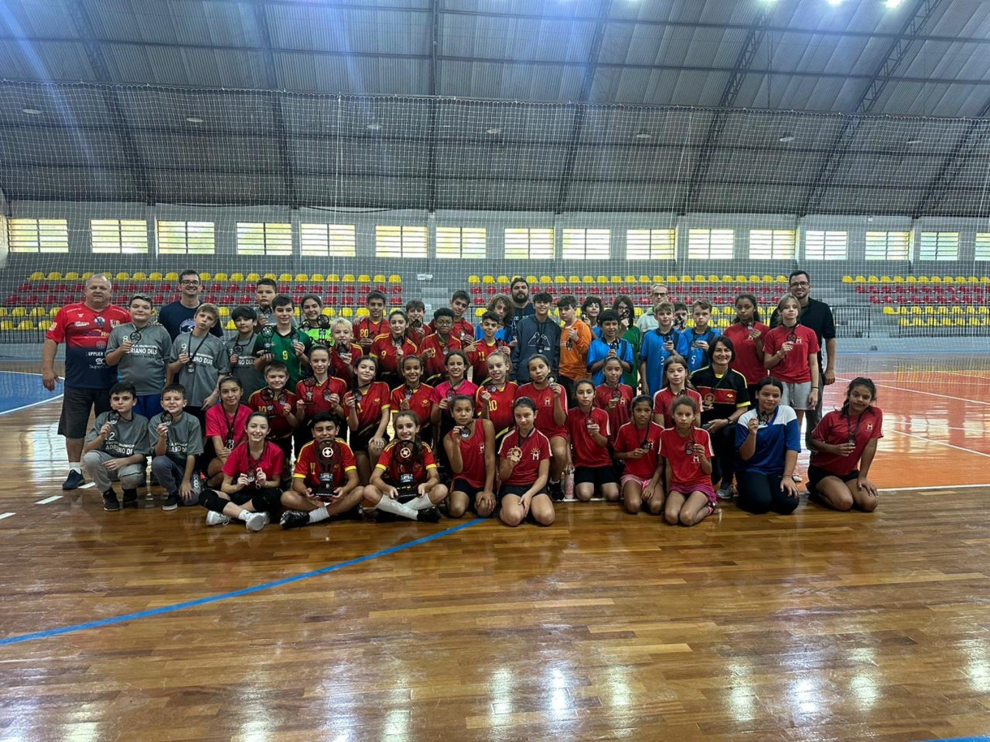 Equipes do Colégio Sinodal Tiradentes vencem a Copa Campo Bom de Handebol Escolar