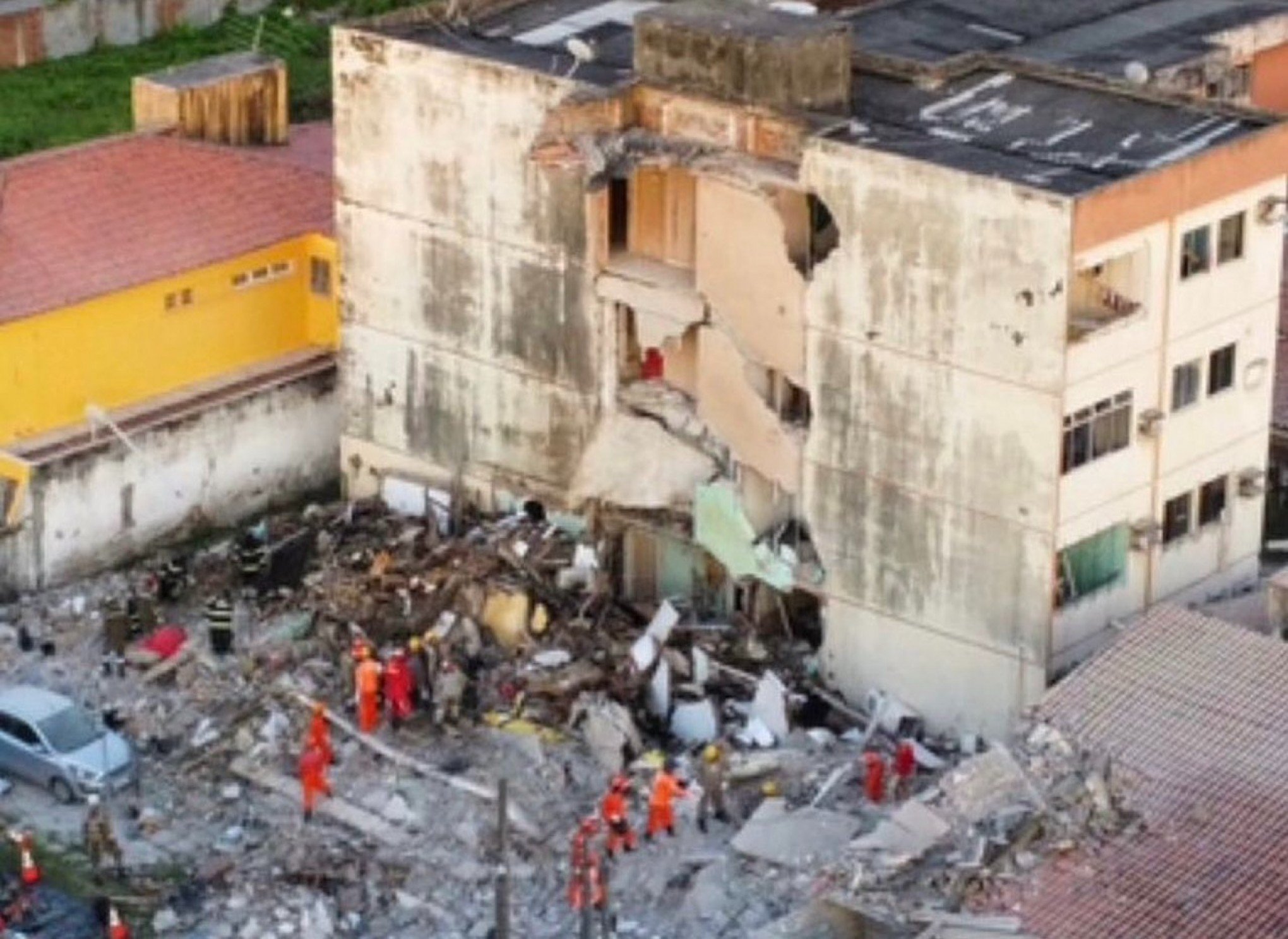 Sobe para três o número de mortos após parte de prédio desabar em Pernambuco