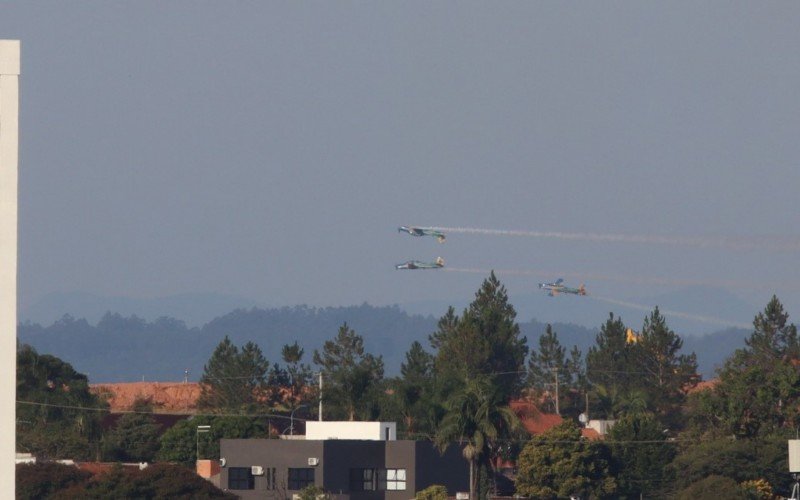 Esquadrilha da Fumaça faz apresentação em Novo Hamburgo em comemoração ao aniversário da cidade.