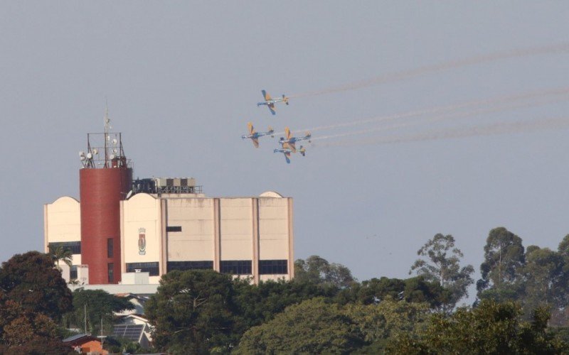 Esquadrilha da Fumaça faz apresentação em Novo Hamburgo em comemoração ao aniversário da cidade.