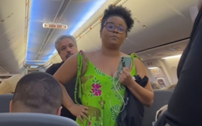 VÍDEO: Mulher negra é expulsa de voo após se recusar a despachar mochila e passageiros reagem