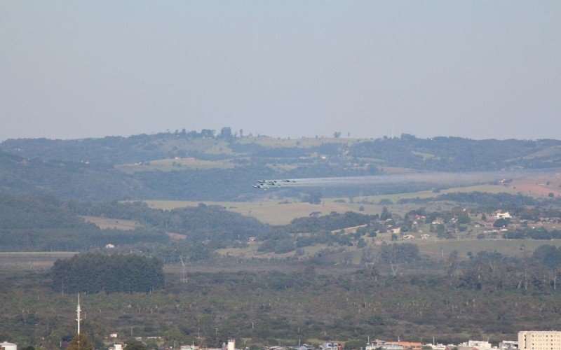 Apresentação da Esquadrilha da Fumaça aconteceu na tarde deste sábado (29) em Novo Hamburgo