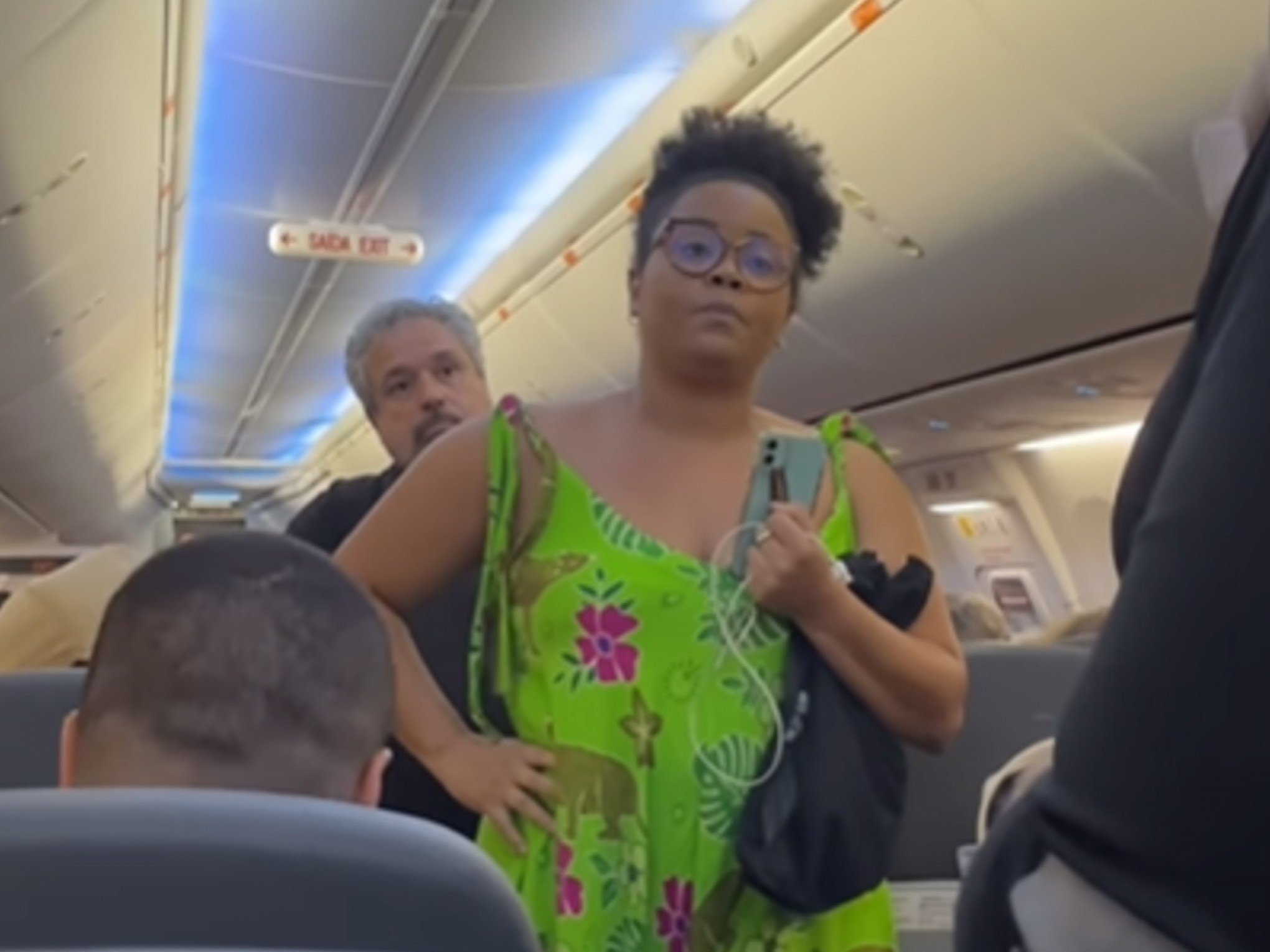 VÍDEO: Mulher negra é expulsa de voo após se recusar a despachar mochila e passageiros reagem