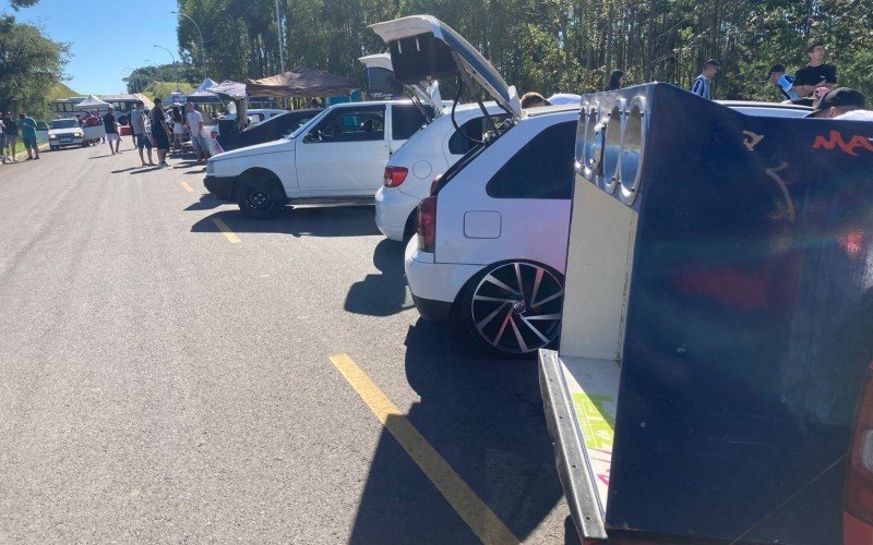 Encontro de som e carros rebaixados ocorre na Estrada do Pinhal