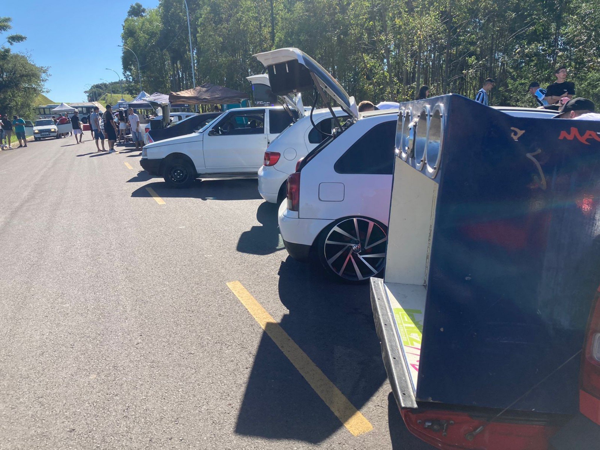 Mega Encontro de Som Automotivo e Rebaixados reúne apaixonados por carros em rua de Parobé