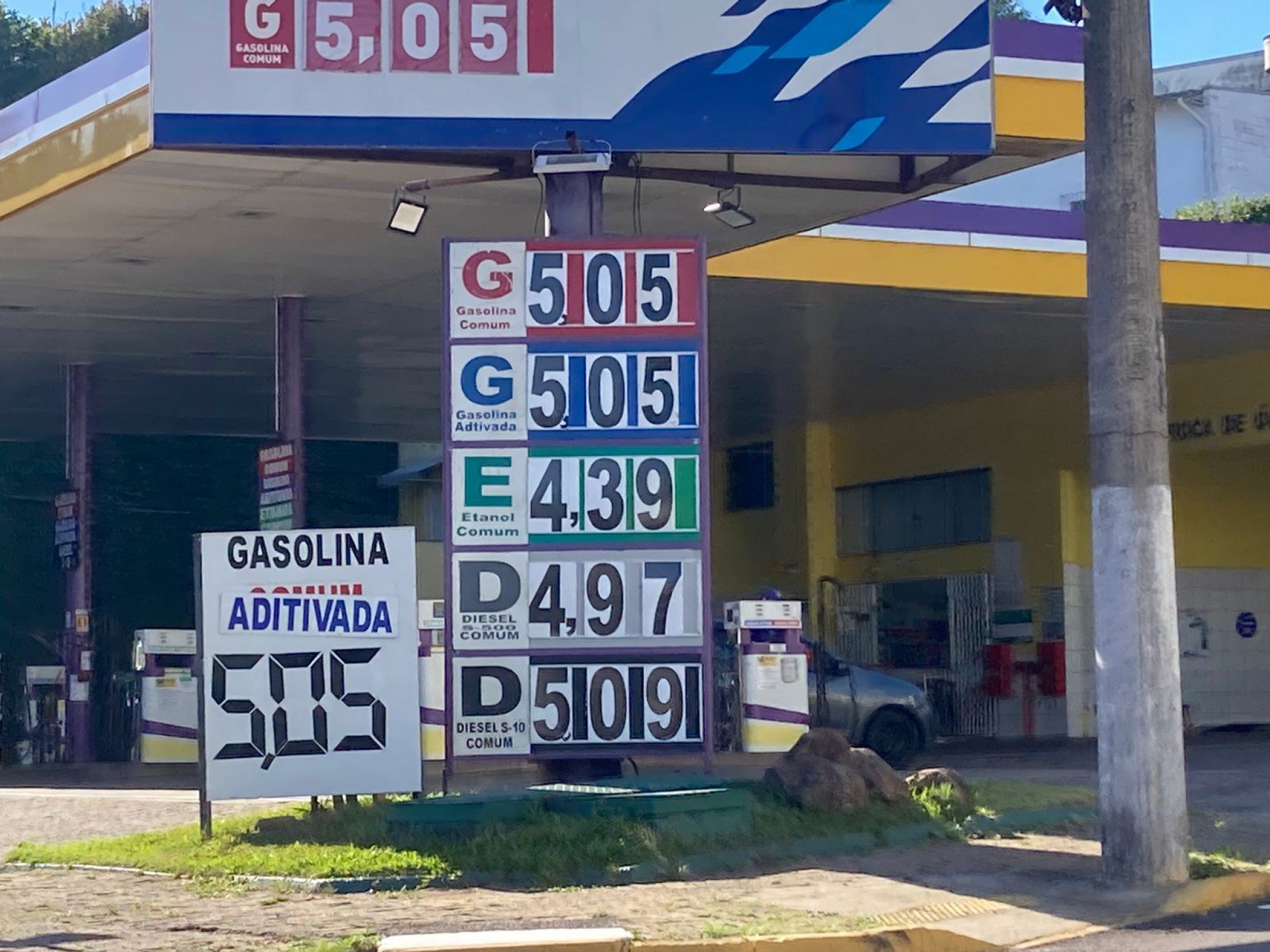 Gasolina recua, mas valor ainda tem acréscimo neste feriadão