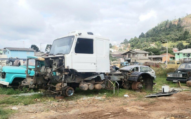 Caminhão Scania acabou sendo achado completamente depenado em Santa Catarina