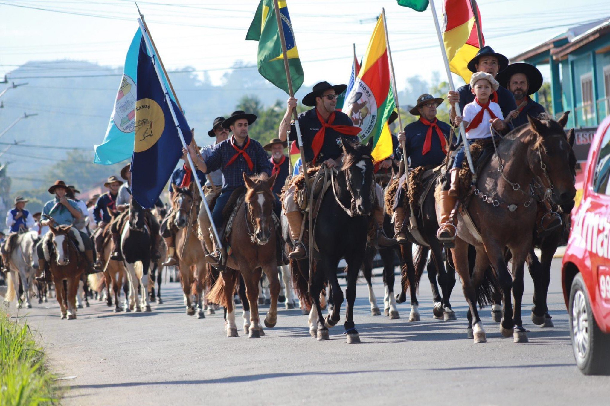 Dia do Trabalhador foi celebrado com cavalgada pelas ruas de Sapucaia