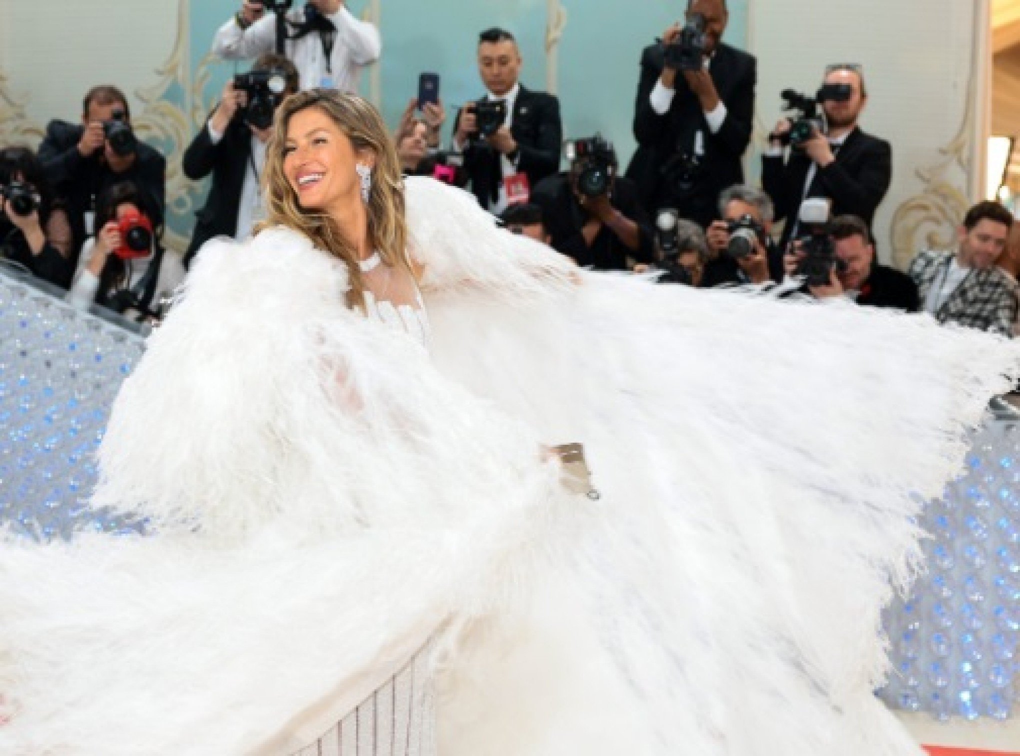 VÍDEO: De Chanel, Gisele Bündchen esbanja carisma no tapete vermelho do MET Gala