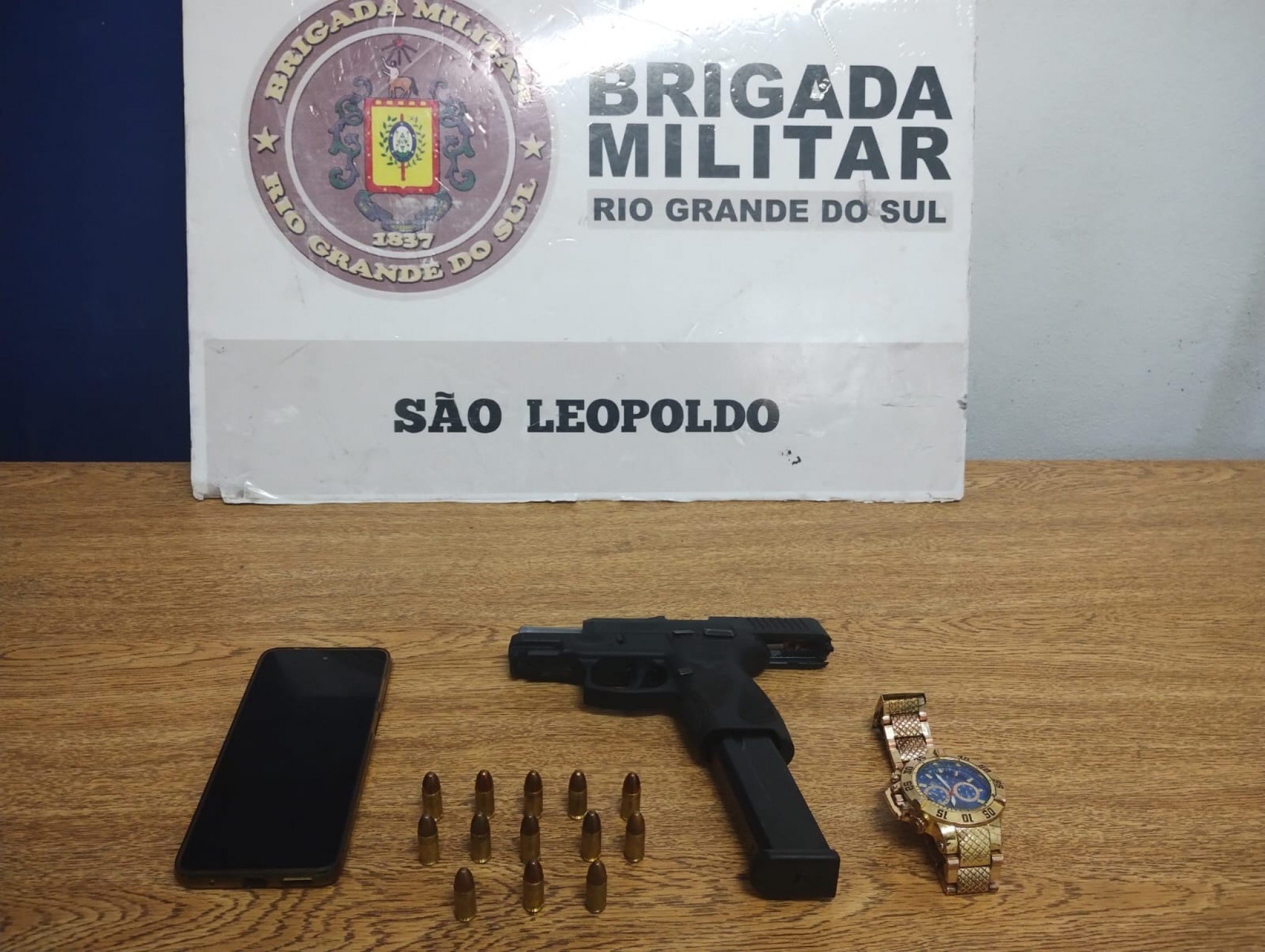 Homem é preso ao ser flagrado com arma na mão em rua de São Leopoldo