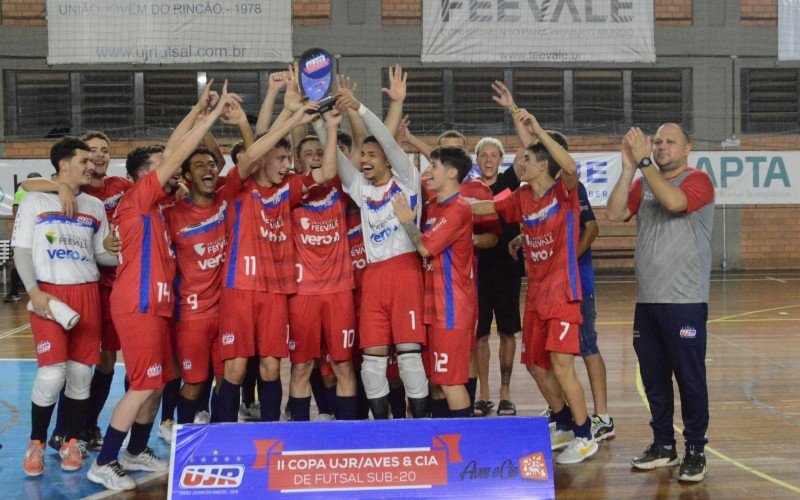 Jogadores comemoram o primeiro troféu do ano