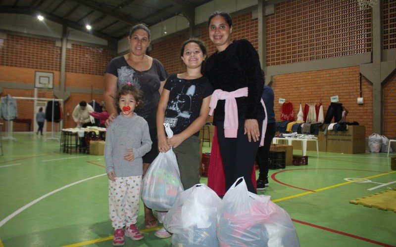 Daiane Jenice da Silva (e) com a amiga e os filhos